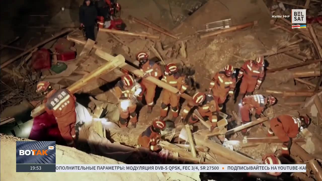 В Исландии лава извергается из-под асфальта. Ужасные разрушения от землетрясения в Китае.