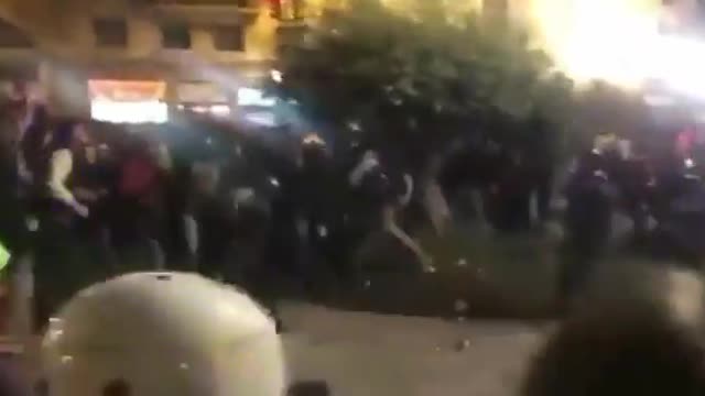 Mozos constitucionalistas cargan contra terroristas callejeros ante la Jefatura de Policía (1)