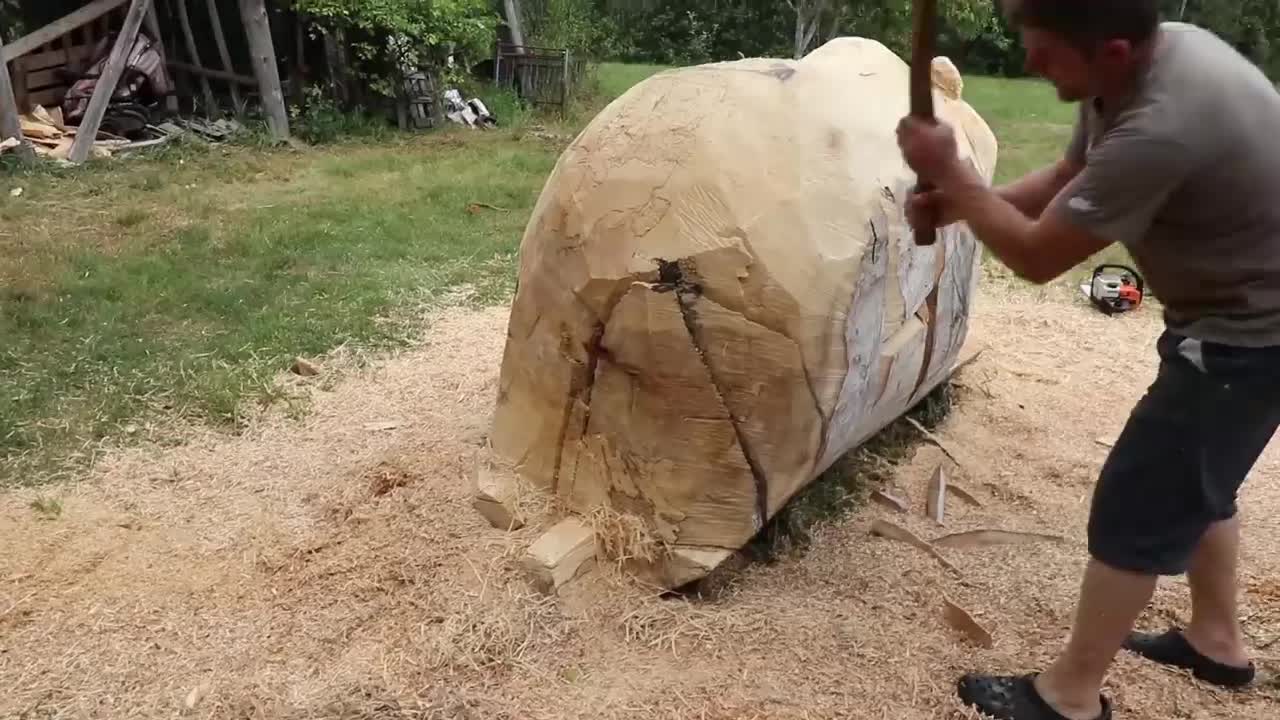 REAL SIZE WOODEN BEAR, amazing chainsaw wood carving