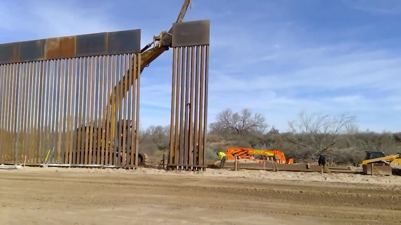 Texas authorities, despite a federal ban, have begun building a fence on the border with Mexico.