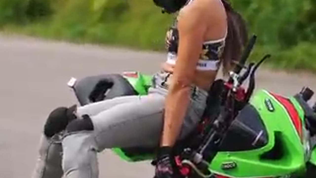 Lady Rider Crashes her Bike!!