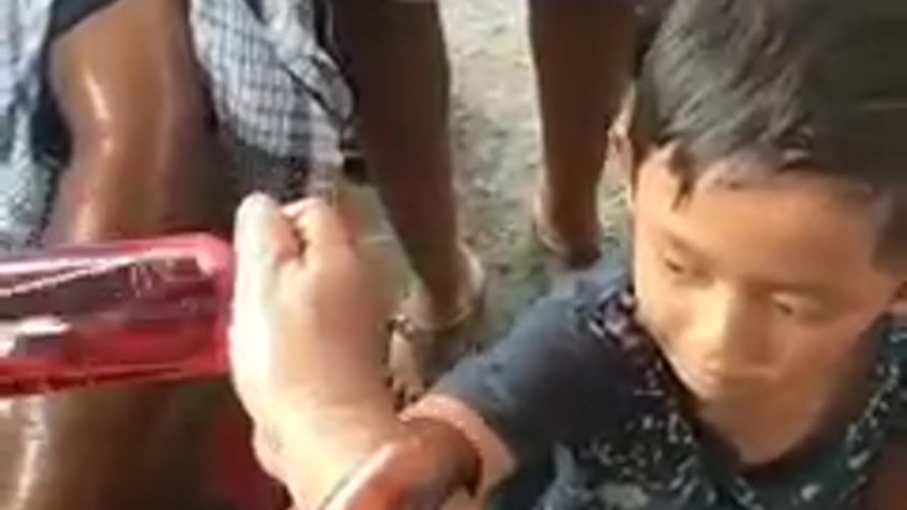 HIS MOTHER CRYING HAPPY, BECAUSE HIS CHILD'S HANDS CAN BE STRAIGHT BACK