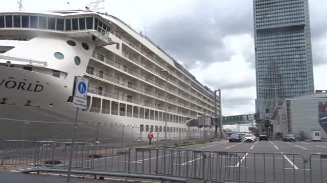 Voorkant van Miljonairs Cruise Schip The World, aan de HAL kade van Rotterdam