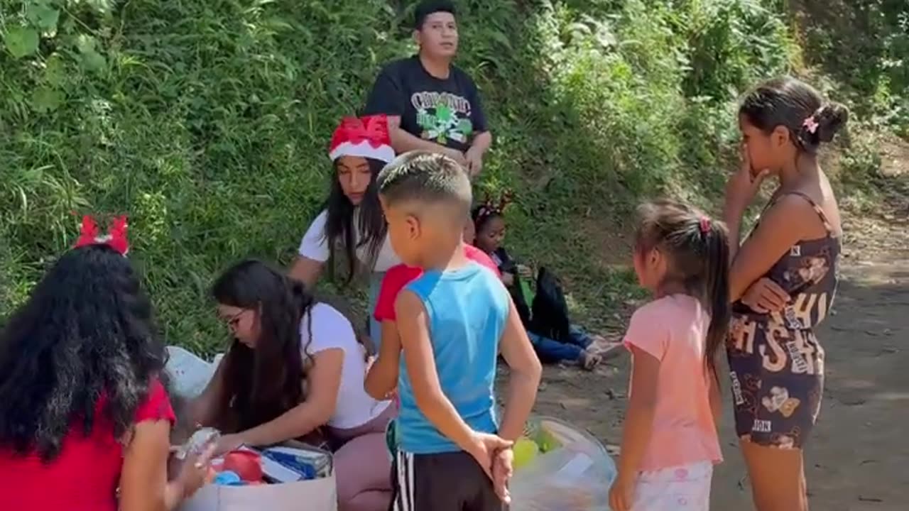 I am so thankful to be able to share with the children of my community 🥺❤️