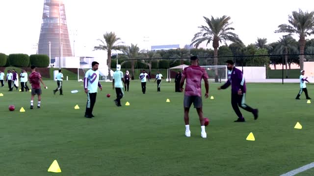 Volunteers join training session with Qatar players