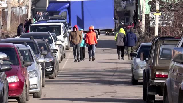 Fleeing war, people cross into Romania from Ukraine