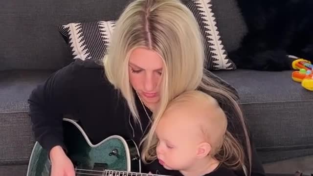 🎸❤️Happy Sunday! When he puts his fingers on the fretboard to tap 🥺