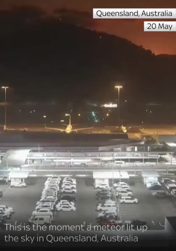 Meteor light up sky across north Queensland in Australia