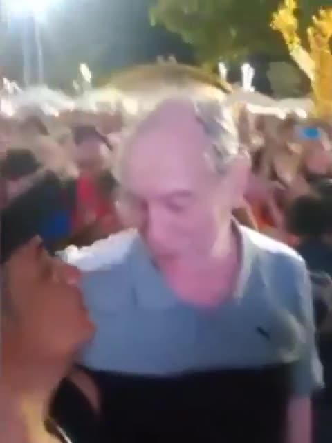 Vídeo mostra Ciro Gomes agredindo jovem após ser chamado de 'bandido'