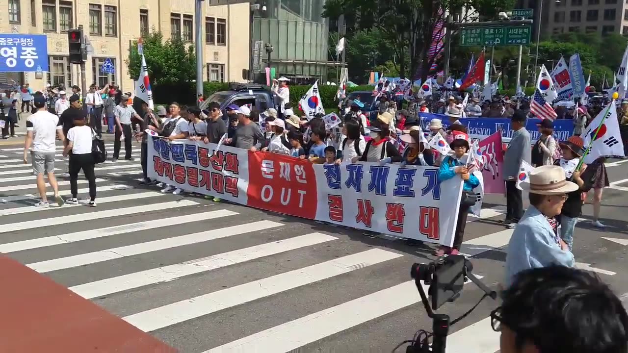 20180608_V3_S03(l-7Qp8irH4I)손상대교수 석방을 축하하며, 태극기 애국 시민들 지금 청와대로 갑니다