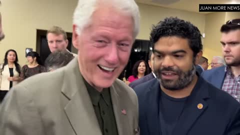 Young reporter confronts Bill Clinton