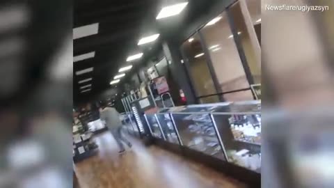 vape-shop-worker-loses-it-and-refuses-to-serve-t