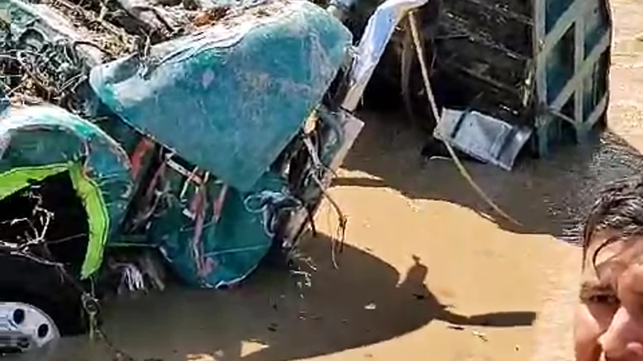 Sacan del río de Oro volqueta arrastrada