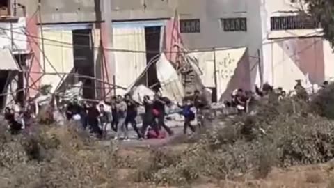 ►🇵🇸🇮🇱‼️🚨 SURRENDER! Northern Gaza residents walk south white flags and hands up through the IDF corridor.