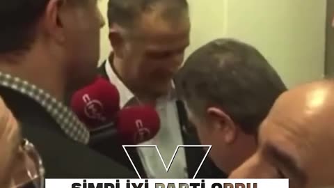 İdris Naim Şahin 14 Aralık'ta Ekrem Dumanlı'nın koluna saat takarak FETÖ'ye bağlığını ispatladı