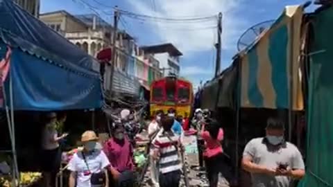 Most Dangerous Train Market in THAILAND _shorts-Ybvzyvk-cqs