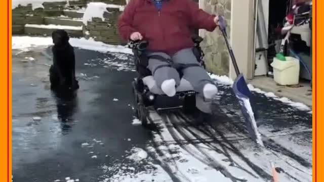 Cadeirante limpando a neve - Wheelchair clearing the snow