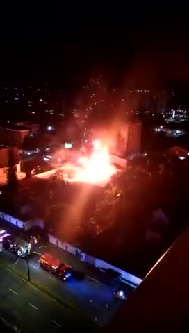 Incêndio de grandes proporções destrói casa noturna em Joinville (SC)