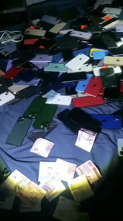 Zimbabwe robbing Cellphones in Johannesburg South Africa
