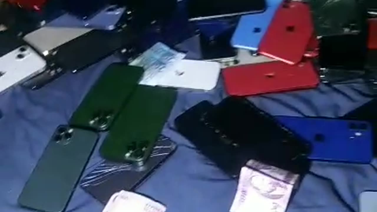 Zimbabwe robbing Cellphones in Johannesburg South Africa