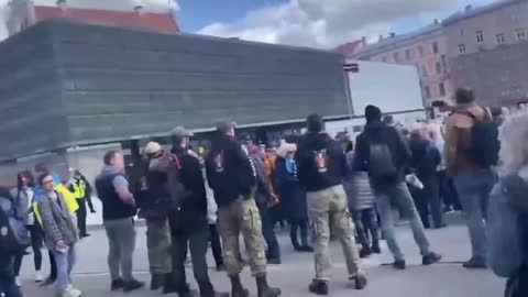 V Rize se konnalo shromáždění proti chystané demolici pomníku osvobození rudou armádou