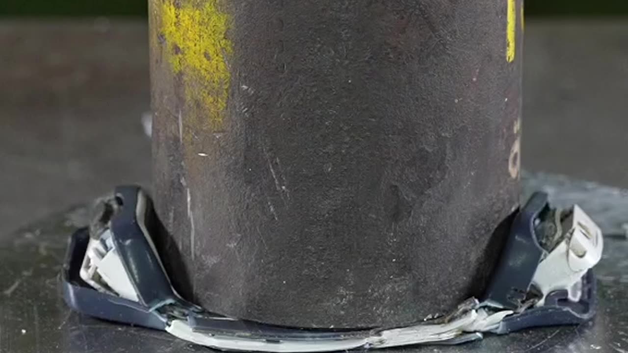 Nokia 3310 vs hydraulic press