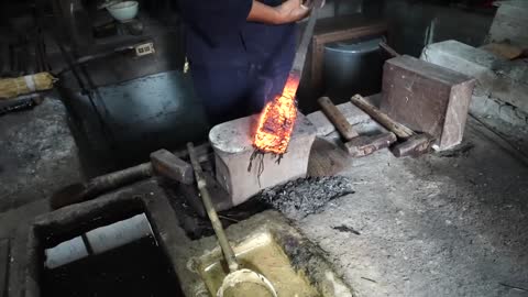 How Japanese samurai swords were made. A 75-year-old swordsman who has made 1,000 Japanese swords3