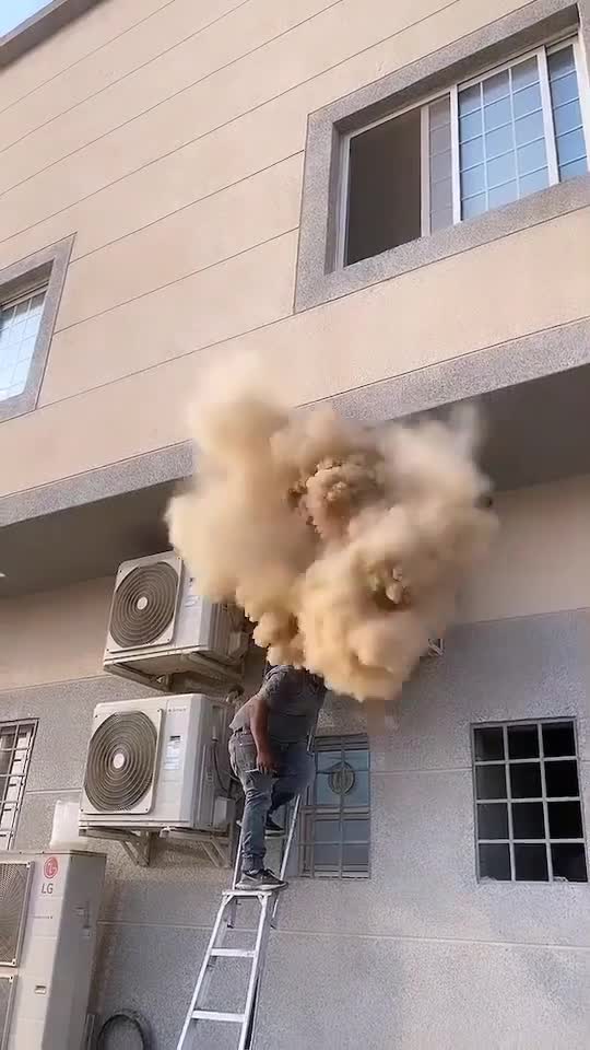 My air conditioner has little dust. Little dust