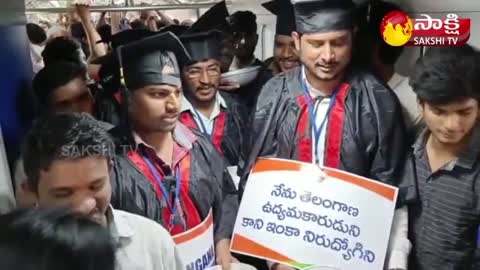 Unemployment Students Variety Protest In Metro Train, Passengers Serious Garam Garam Varthalu