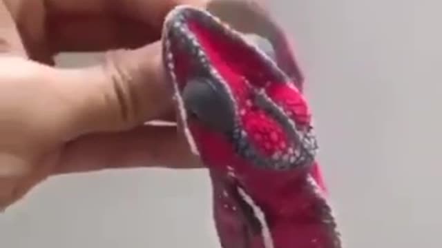 What chameleno look like when he crawl on colored pencil