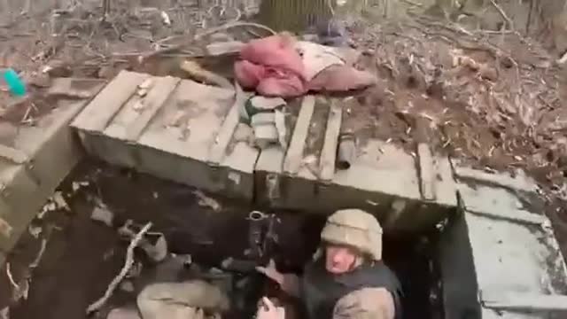 Russian soldiers tries to take two Ukrainians prisoners, they refuse to disarm