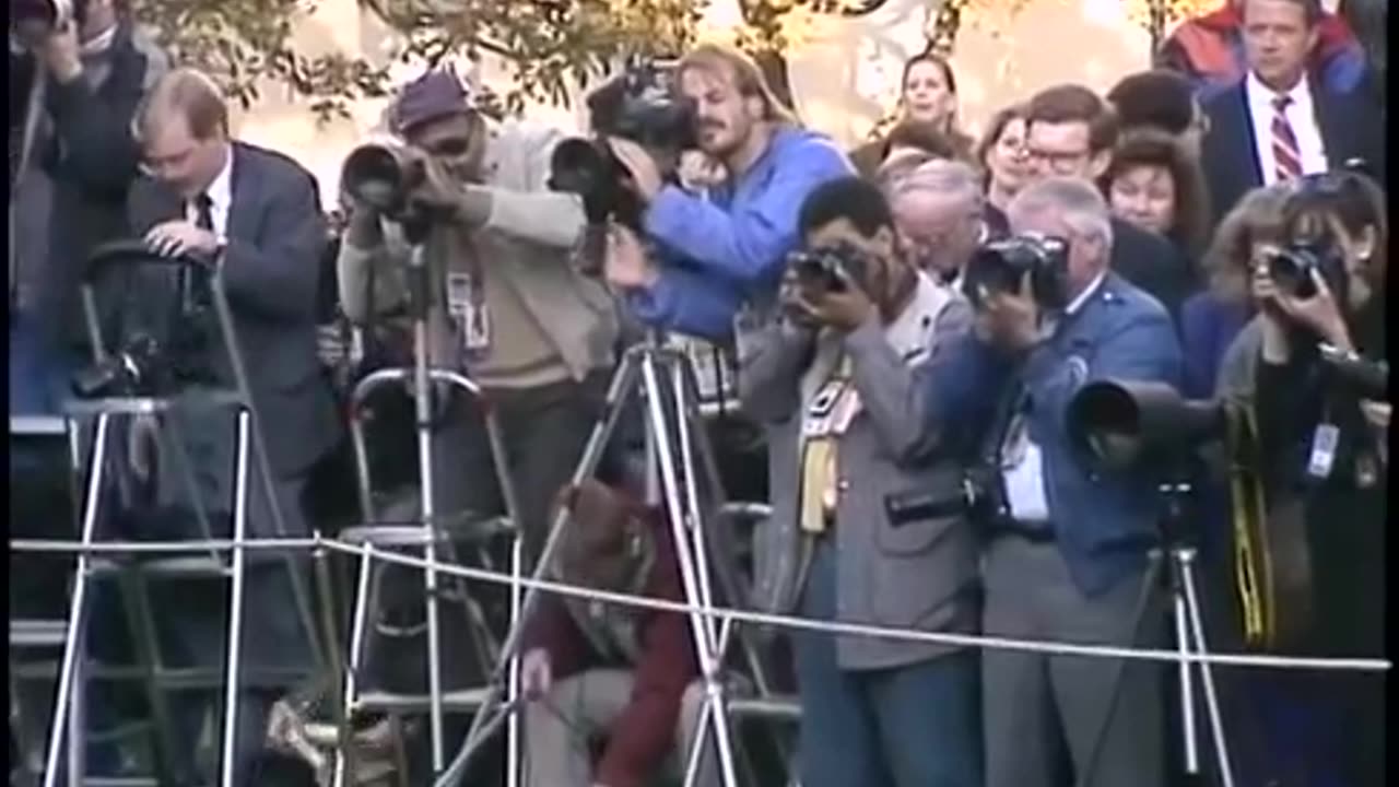 Historic Moment Unveiled: President Reagan Welcomes President-Elect George Busch!πΊπΈπ€