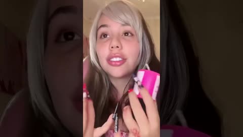 Influencer anunciar venda de velas aromáticas com cheiro da própria vagina