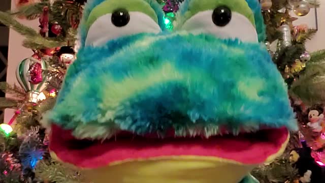 Gurggle sings Go Tell It On The Mountain!
