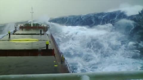 Ships in Storms | 10+ TERRIFYING MONSTER WAVES, Hurricanes & Thunderstorms at Sea