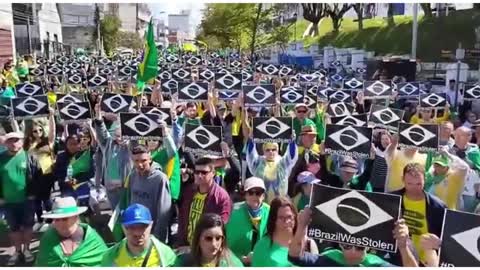 Golpistas: bolsonaristas pintam bandeira do Brasil de preto em Caxias do Sul (RS)