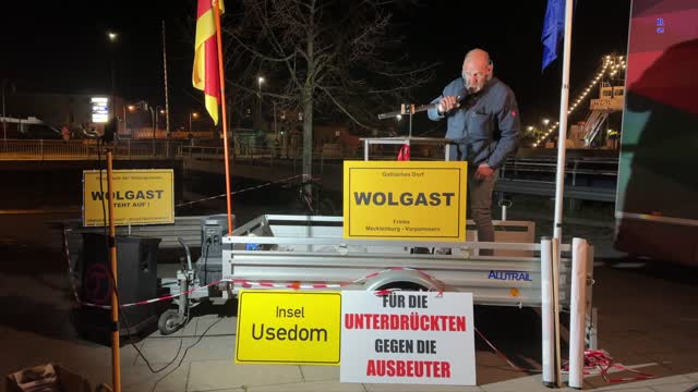 Wolgast - Einige Worte von Stefan vor dem Aufzug 01-11-2022