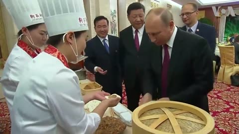 Russia-s Putin and china -s xi Jinping learn to make Chinese dumplings