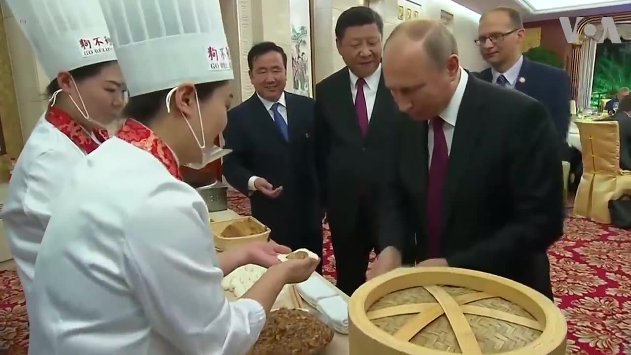 Russia-s Putin and china -s xi Jinping learn to make Chinese dumplings