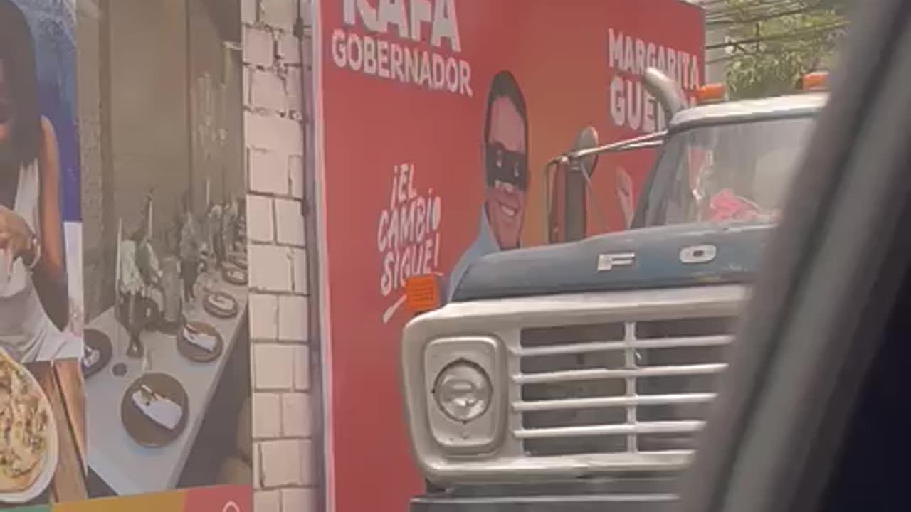 ¡Está pillao! El Mono Martínez vandalizando