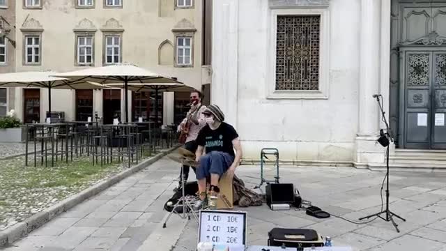 Canta con la mascherina! Incredibili artisti di strada durante la pandemia - Renato Carosone Cover