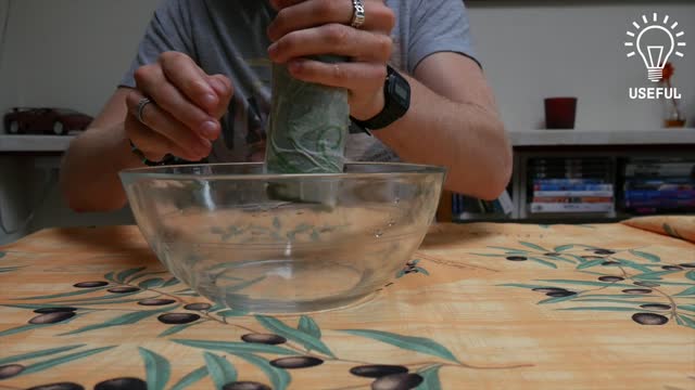 Life hack: How to cool drinks fast with a wet paper towel