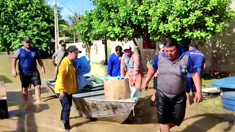 Bolivians escape floodwaters by boat