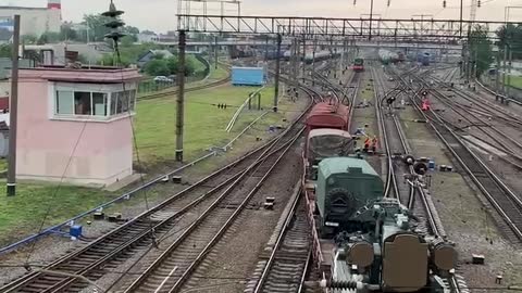 Vojenské jednotky Ruska s tanky jedou na frontu po Běloruské železnici