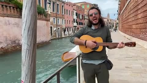 Artista di strada per le strade di Venezia - Me so ‘mbriacato - Mannarino ukulele cover