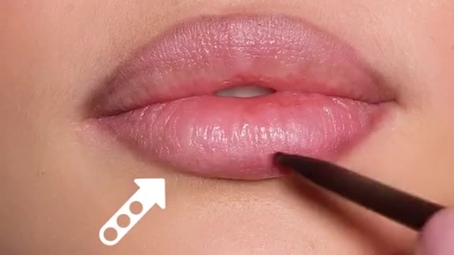 Moisturizing Lip Plumping Balm