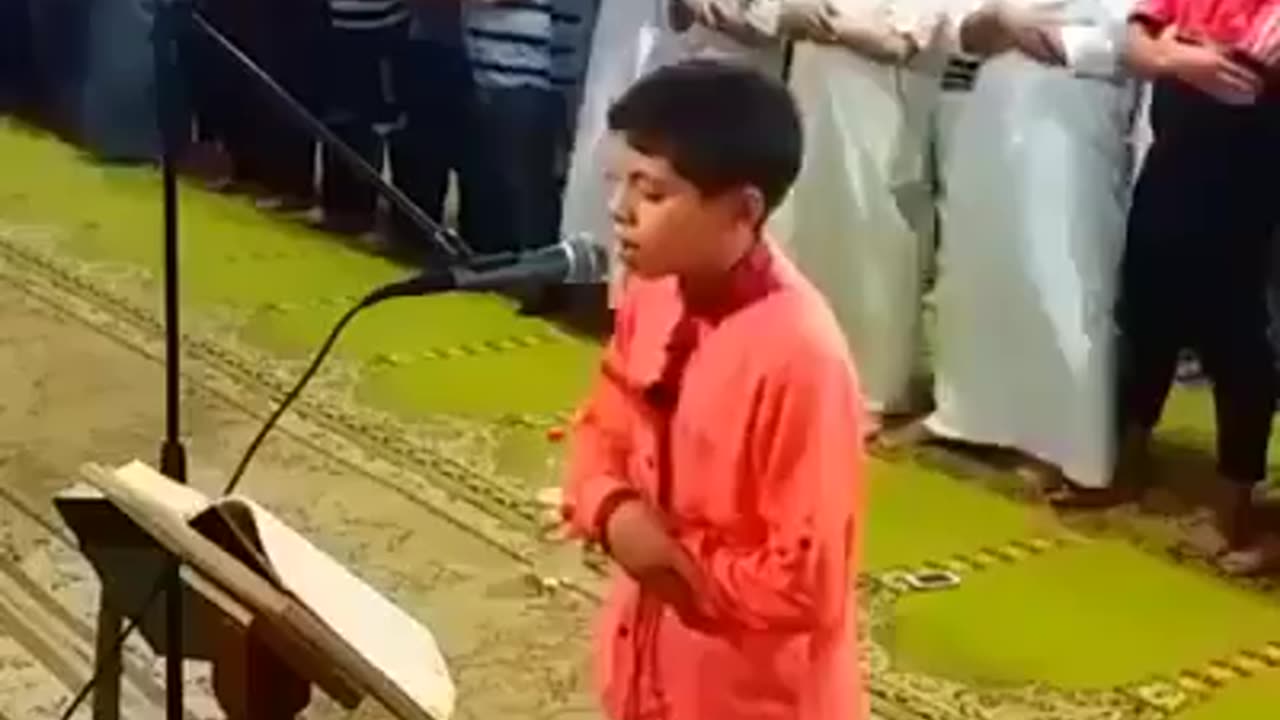 Beautiful Voice of kid in Namaz