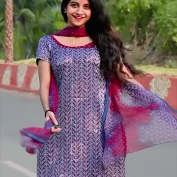 Hot sexy babe dance on indian roads