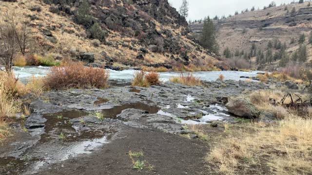 Central Oregon – Steelhead Falls – Hiking Down to the River's Edge – 4K