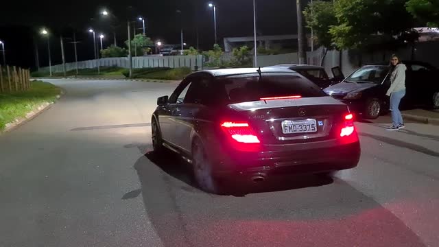 Fazendo massagem no asfalto